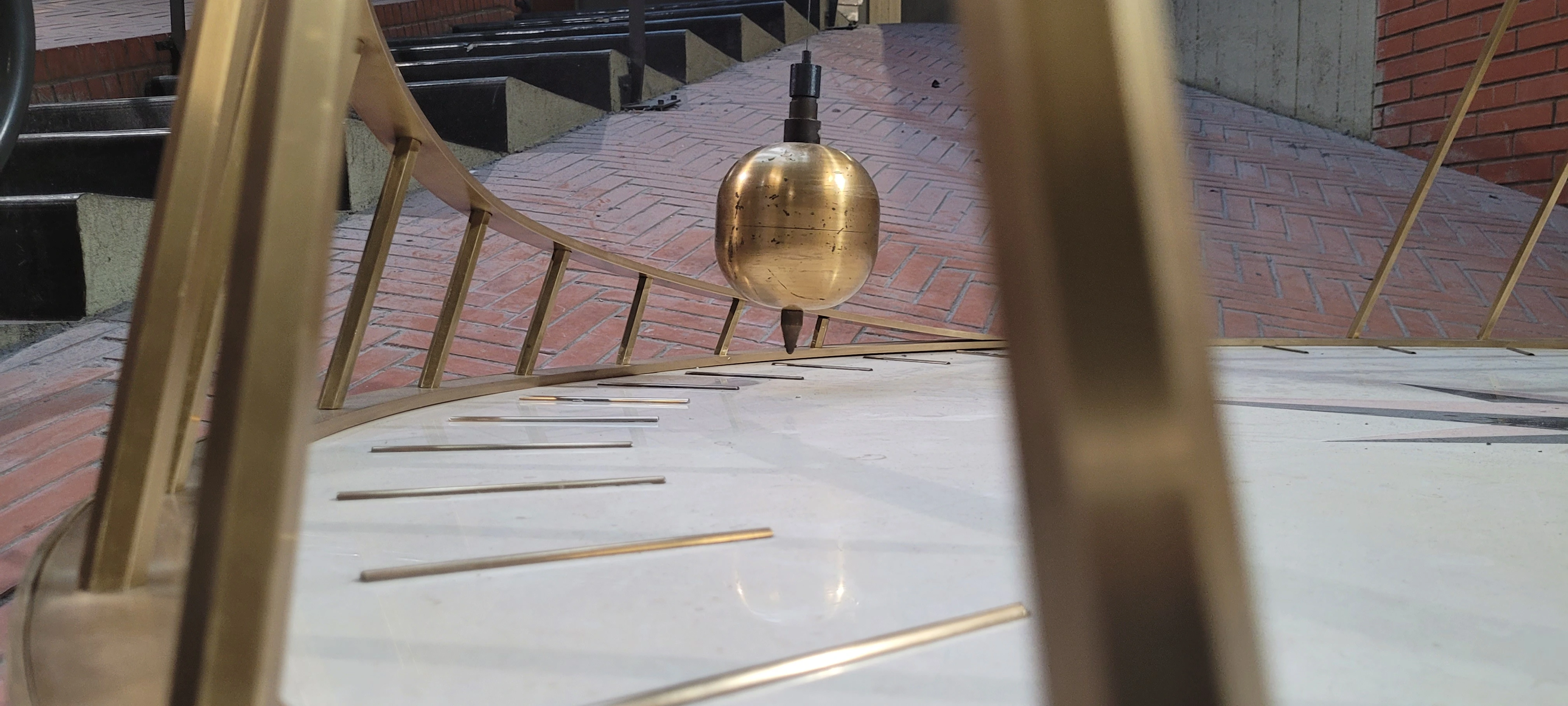 Installazione del Pendolo di Foucault in ottone - Dipartimento di Fisica Ettore Pancini - Design di Pietro Trattino